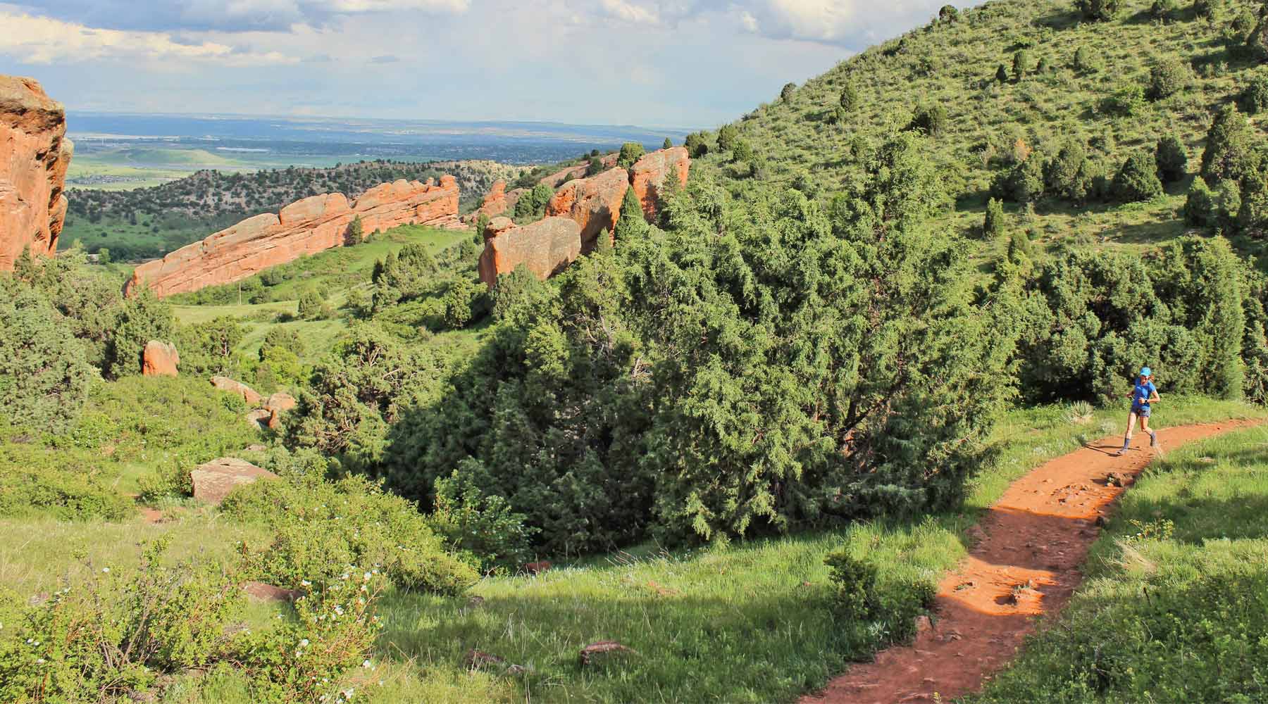 Women trail running through Red Rocks wearing Cloudline socks.